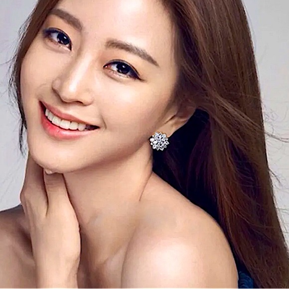 Sterling Silver 5CT Cubic Zircon Flower Snow Crystal Diamond Stud Earrings - Picture 4 of 13